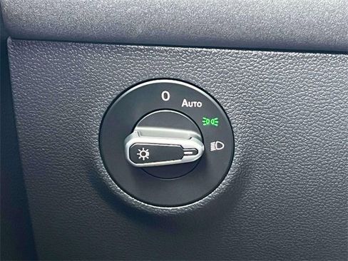 Used 2025 Volkswagen Taos SE image 21