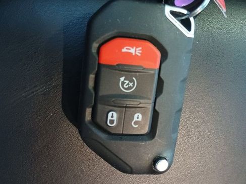 Used 2024 Jeep Gladiator Rubicon w/ Technology Group image 18