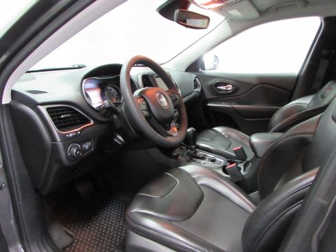 Used 2022 Jeep Cherokee Trailhawk AWD/4WD image 13