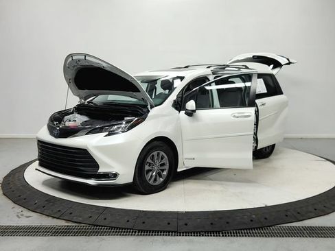 Used 2021 Toyota Sienna XLE FWD image 12