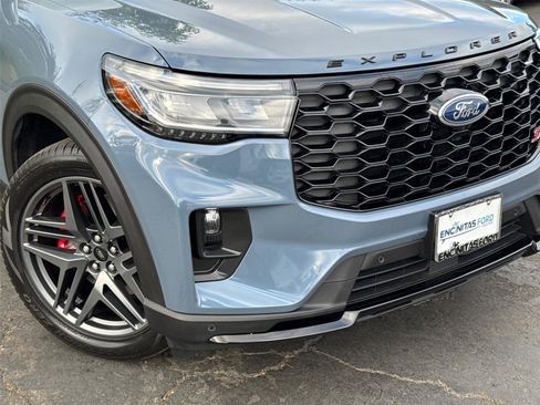 Used 2025 Ford Explorer ST image 3
