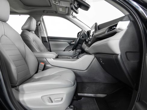 Used 2022 Toyota Highlander XLE image 28