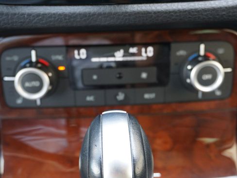 Used 2014 Volkswagen Touareg Sport image 30