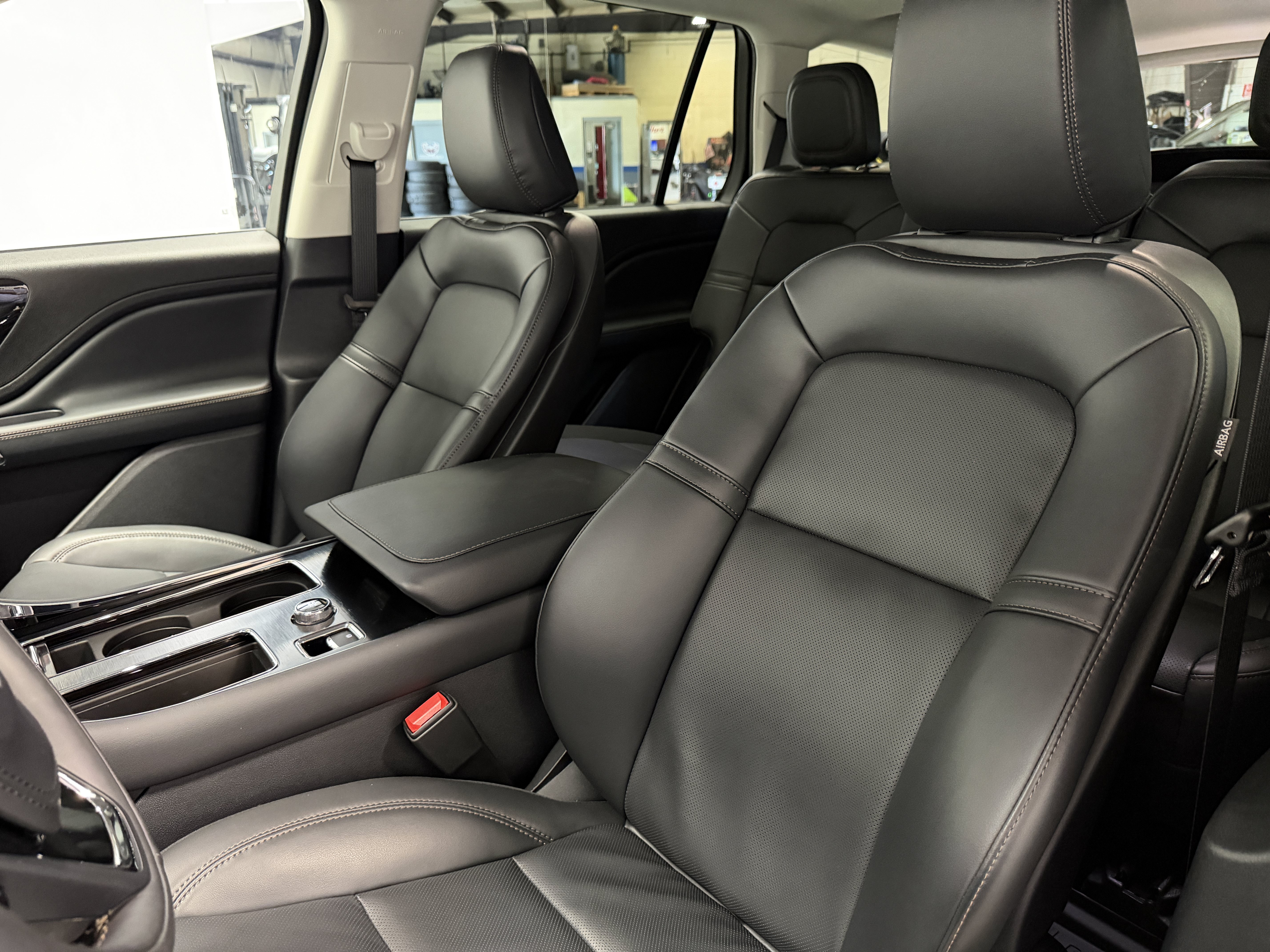 Used 2025 Lincoln Aviator AWD w/ Jet Appearance Package image 20