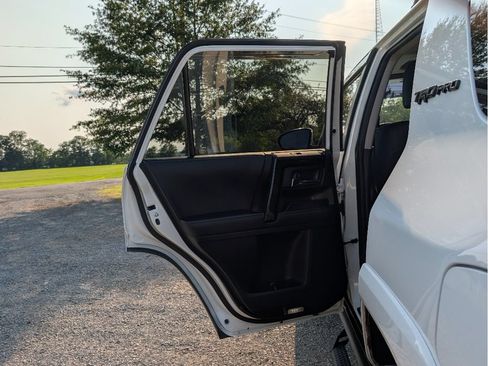 Used 2020 Toyota 4Runner Venture w/ Moonroof Package AWD/4WD image 11