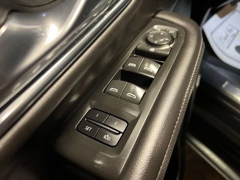 Used 2023 GMC Yukon XL SLT image 13