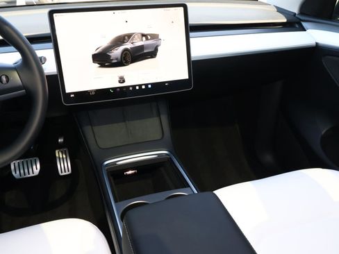 Used 2025 Tesla Model Y Performance image 12