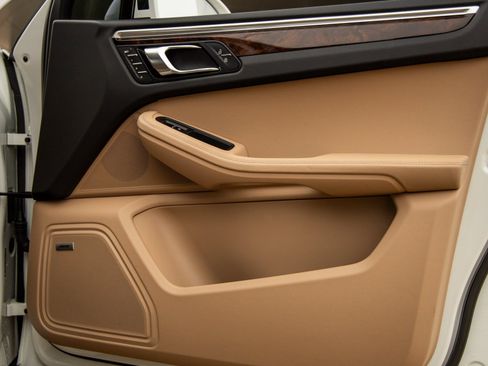 Certified 2021 Porsche Macan image 41