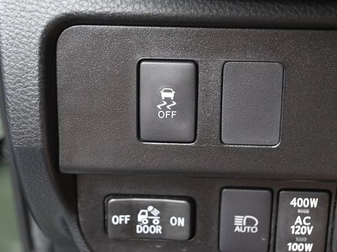 Used 2022 Toyota Tacoma TRD Off-Road w/ TRD Premium Off Road Package AWD/4WD image 15