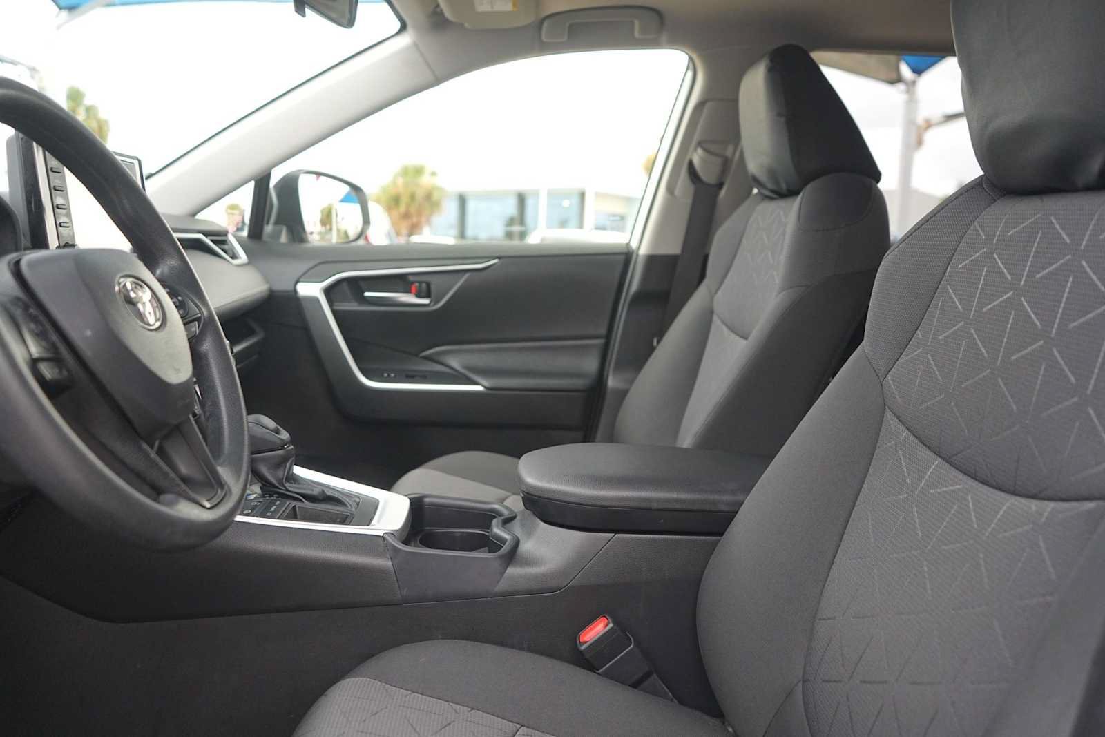 Used 2021 Toyota RAV4 XLE w/ Convenience Package FWD image 11