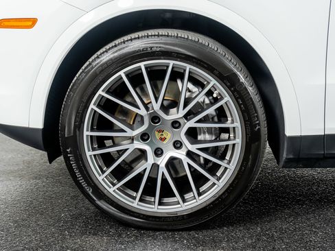 Used 2023 Porsche Cayenne Platinum Edition image 18