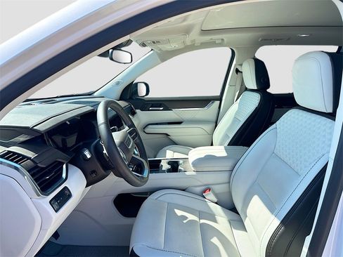 Used 2024 GMC Acadia Denali image 11