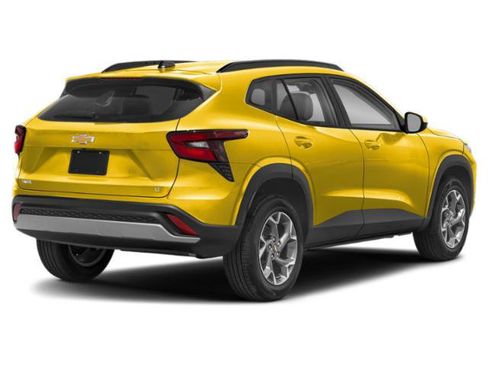 Used 2025 Chevrolet Trax RS w/ Driver Confidence Package FWD image 2