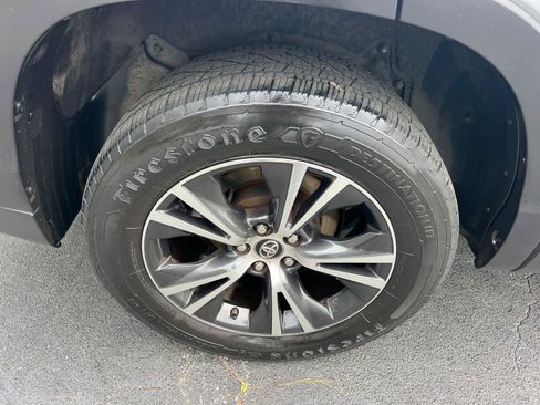 Used 2019 Toyota Highlander LE image 18