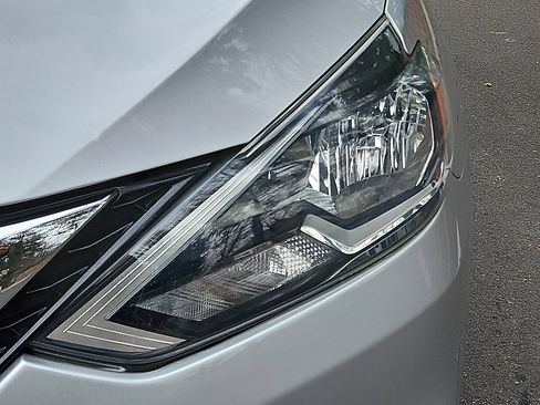 Certified 2019 Nissan Sentra SV image 9