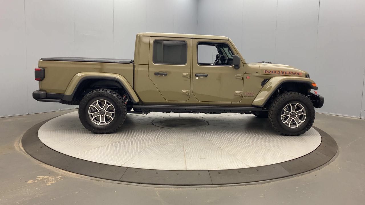 Used 2025 Jeep Gladiator Mojave AWD/4WD image 6