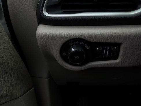 Used 2023 Chrysler Pacifica Touring-L FWD image 28