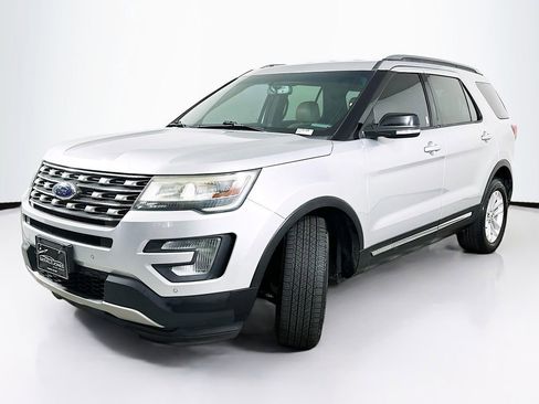 Used 2017 Ford Explorer XLT w/ Equipment Group 202A FWD image 2