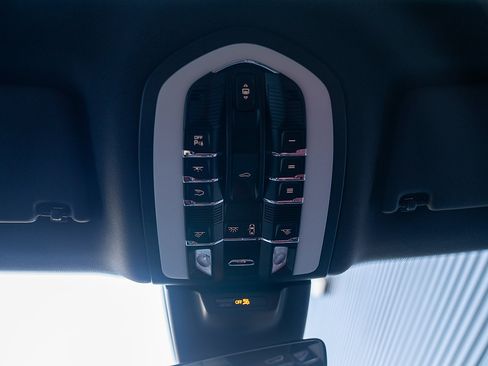 Used 2025 Porsche Macan image 10