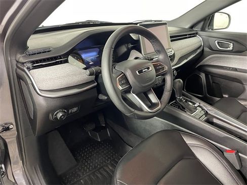 Used 2024 Jeep Compass Latitude image 3