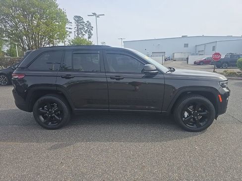 Used 2024 Jeep Grand Cherokee Limited w/ Luxury Tech Group II image 4