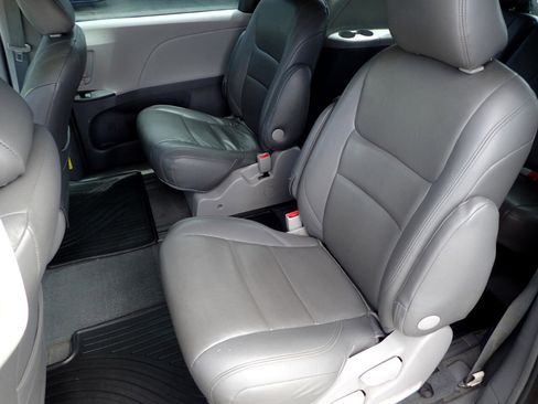 Used 2015 Toyota Sienna L image 10