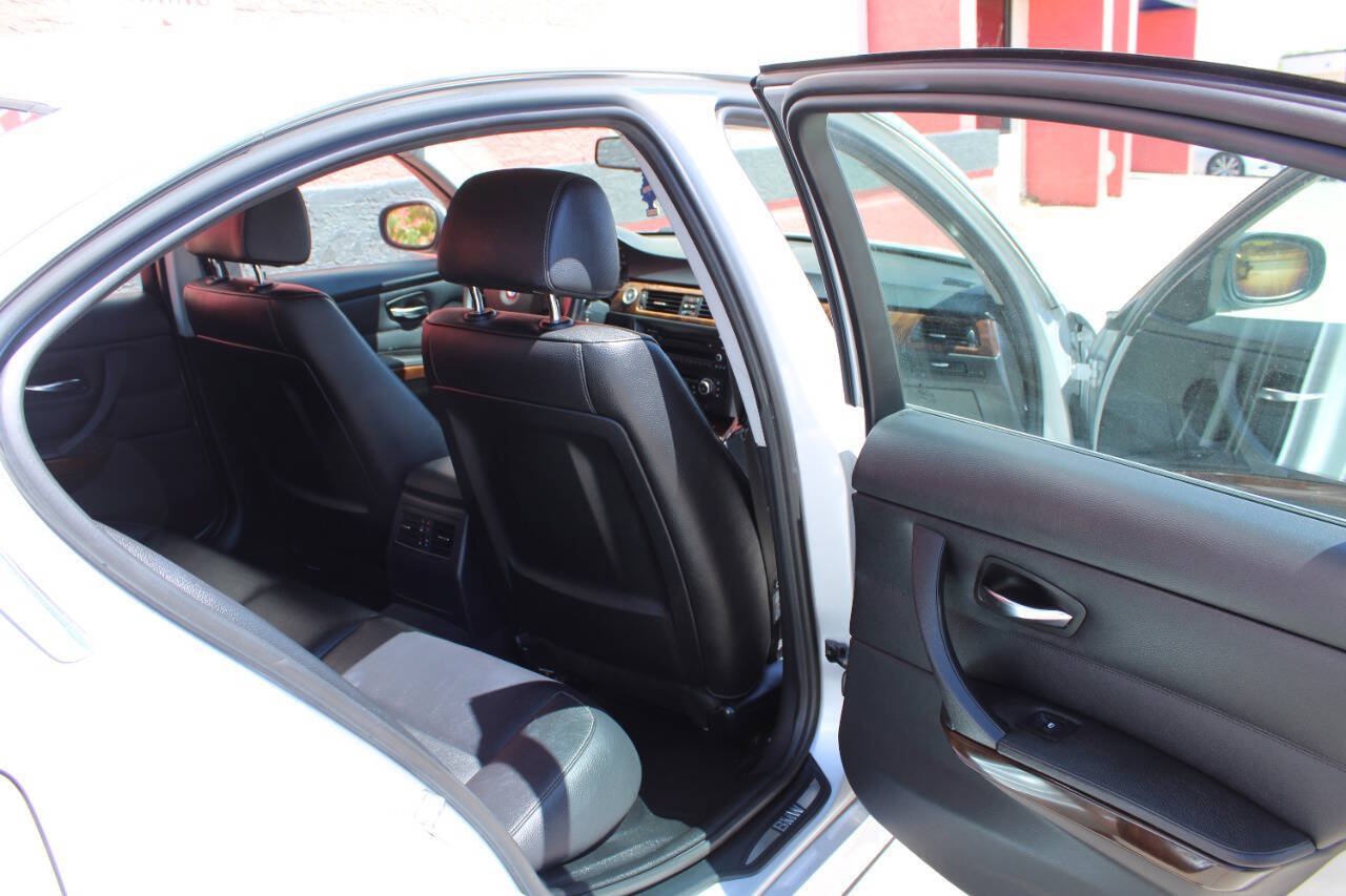 Used 2011 BMW 335i xDrive Sedan AWD/4WD image 17
