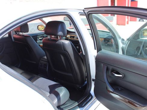 Used 2011 BMW 335i xDrive Sedan AWD/4WD image 17