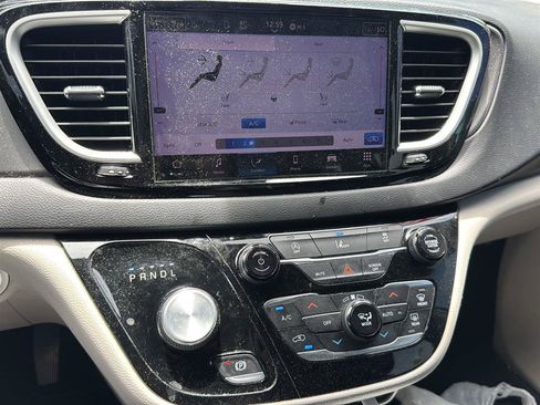 Used 2022 Chrysler Pacifica Touring-L FWD image 9