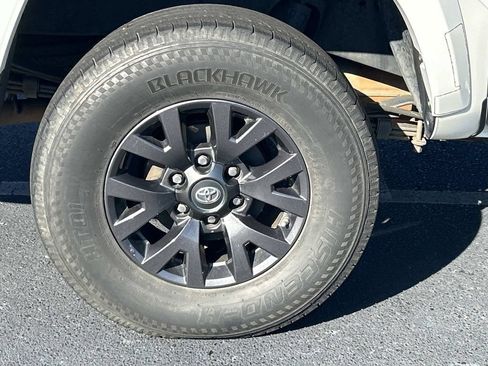 Used 2020 Toyota Tacoma SR5 RWD image 9