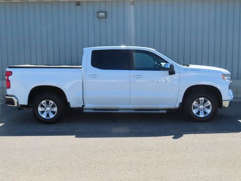 Used 2022 Chevrolet Silverado 1500 LT w/ Convenience Package II AWD/4WD image 2