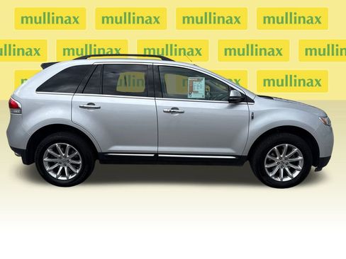 Used 2013 Lincoln MKX FWD image 2