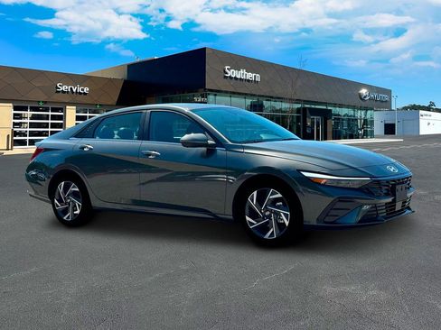 New 2025 Hyundai Elantra Limited image 11