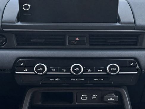 Used 2025 Honda Pilot Touring image 9