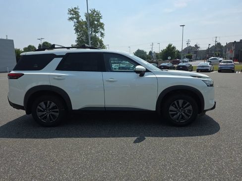 Used 2024 Nissan Pathfinder SV w/ Lighting Package (N92) AWD/4WD image 4