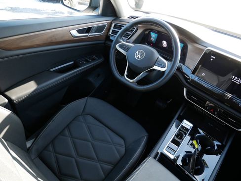 Certified 2025 Volkswagen Atlas SE w/ Black Wheel Package image 9