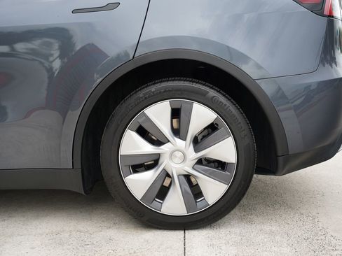 Used 2023 Tesla Model Y AWD image 14