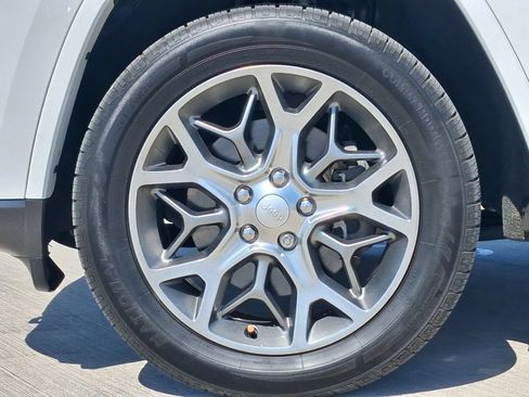 Used 2018 Jeep Grand Cherokee Limited AWD/4WD image 9