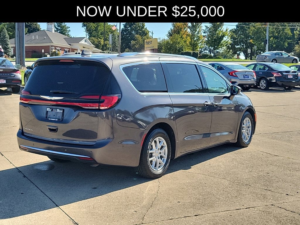 Used 2021 Chrysler Pacifica Touring-L FWD image 4