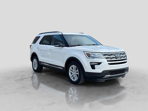 Used 2018 Ford Explorer XLT w/ XLT Technology Feature Bundle FWD image 8