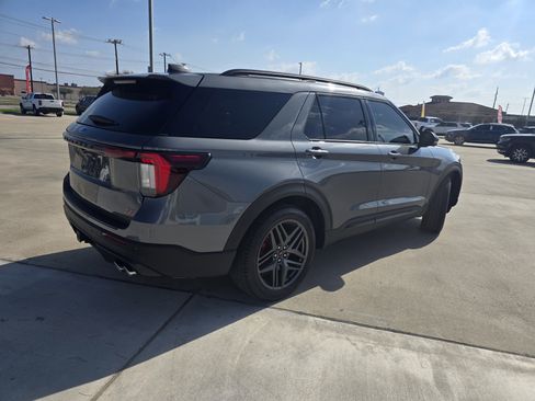 Used 2025 Ford Explorer ST image 3