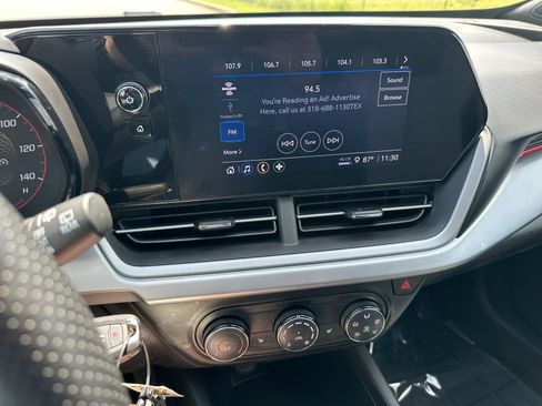 Used 2025 Chevrolet Trax RS w/ Sunroof Package FWD image 16
