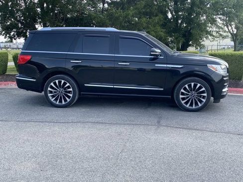 Used 2018 Lincoln Navigator Select w/ Technology Package RWD image 2