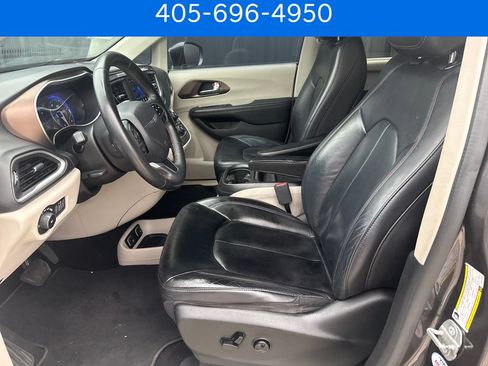 Used 2018 Chrysler Pacifica Touring-L FWD image 9