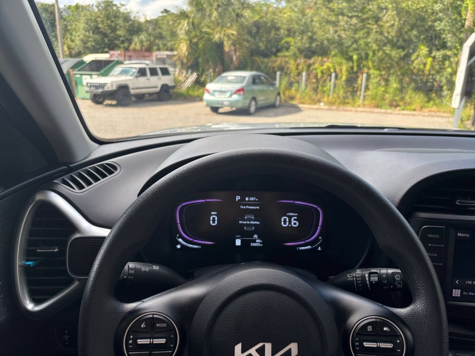 Used 2025 Kia Soul LX w/ LX Technology Package FWD image 31