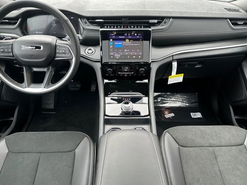 Used 2025 Jeep Grand Cherokee Altitude RWD image 12
