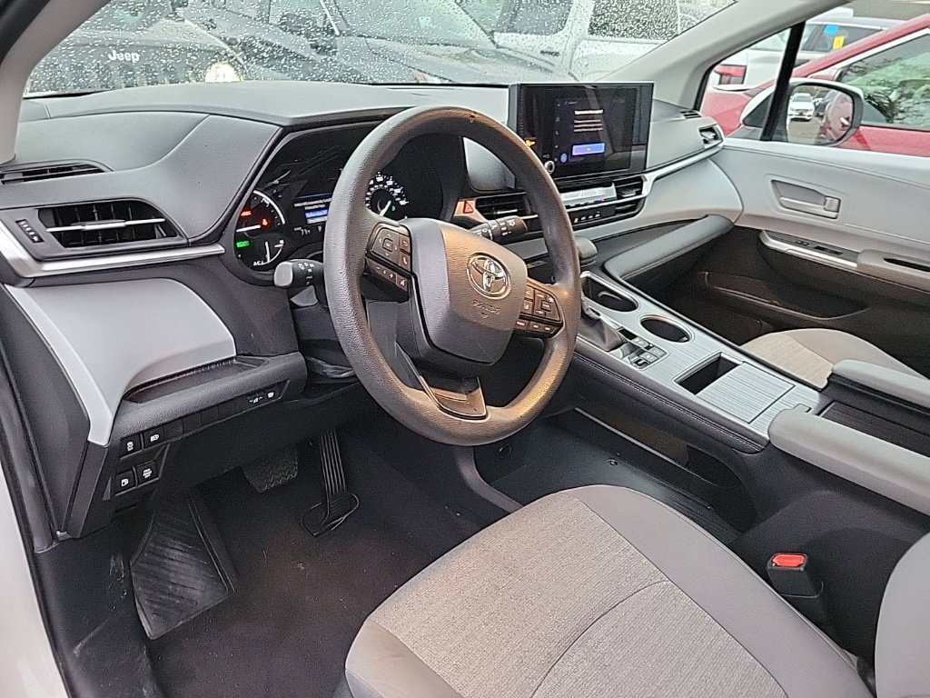 Used 2025 Toyota Sienna LE FWD image 7