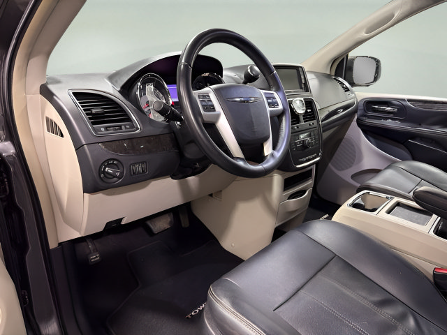 Used 2015 Chrysler Town & Country Touring FWD image 10