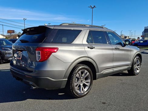 Used 2022 Ford Explorer XLT w/ Equipment Group 202A image 7