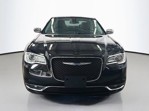 Used 2018 Chrysler 300 Limited AWD/4WD image 2